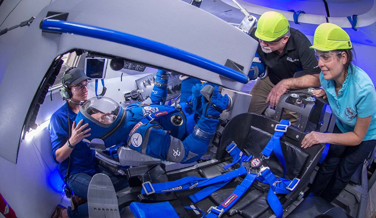 Astronautas da NASA estão tripulando o Boeing Starliner com direção à Estação Espacial. Créditos: Boeing