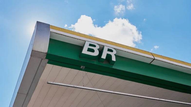 Petrobras (PETR3) segue pressionada por reajuste nos combustíveis