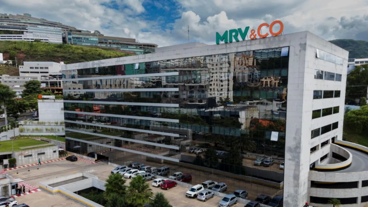 MRV (MRVE3) dispara 10% após novo plano estratégico: agora é hora de comprar ou vender?