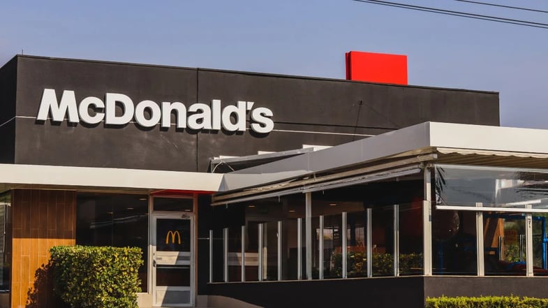 Infecção por E. coli no McDonald's: uma pessoa morre e surto afeta dezenas nos EUA. Ações caem -6%