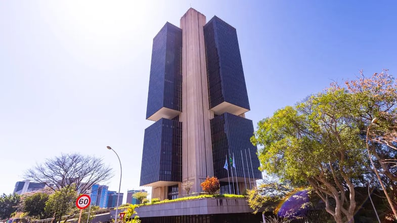 Selic sobe para 14,25% e Banco Central projeta novo aumento em maio