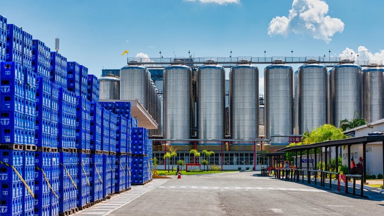 Incêndio de grandes proporções atinge fábrica da Ambev em Manaus