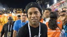 Ronaldinho Gaúcho toca sino de encerramento na Bolsa de NY e se torna acionista de clube nos EUA