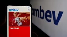 Lucro da Ambev (ABEV3) cresce 7,5% no 4T24 e anuncia dividendos; veja valor por ação