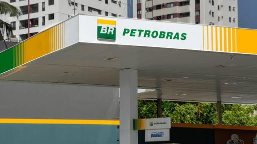 Petrobras (PETR4) tem prejuízo bilionário no 4º tri, mas propõe dividendos