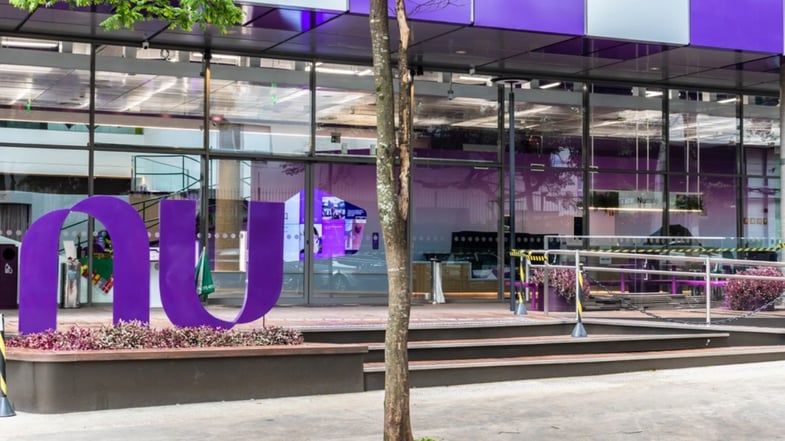 Nubank (ROXO34) mantém crescimento no 3T24, mas enfrenta pressão na margem e inadimplência