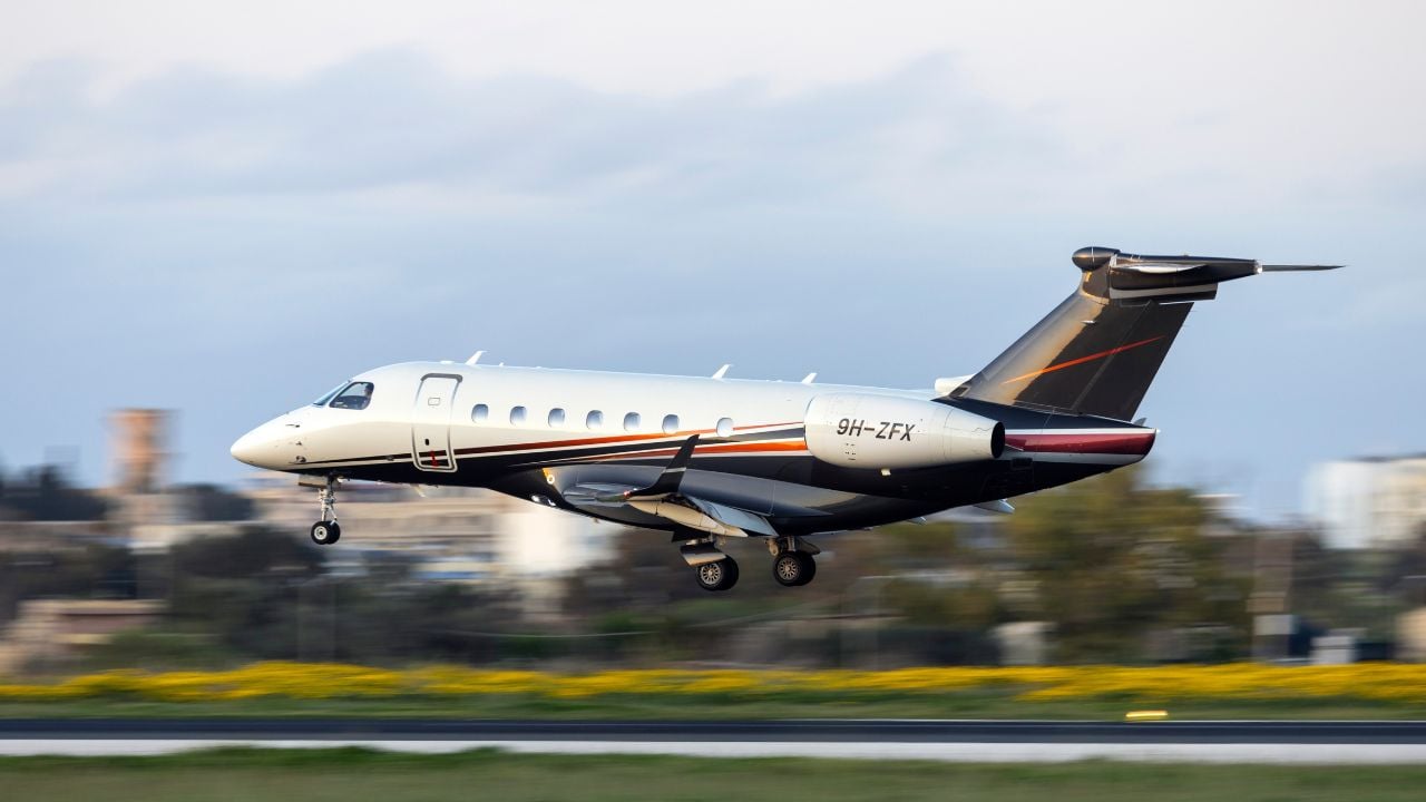 Embraer faz acordos para venda de aeronaves. Entenda se vale a pena investir na companhia