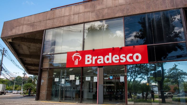 Bradesco (BBDC4) anuncia parceria estratégica com o Banco John Deere