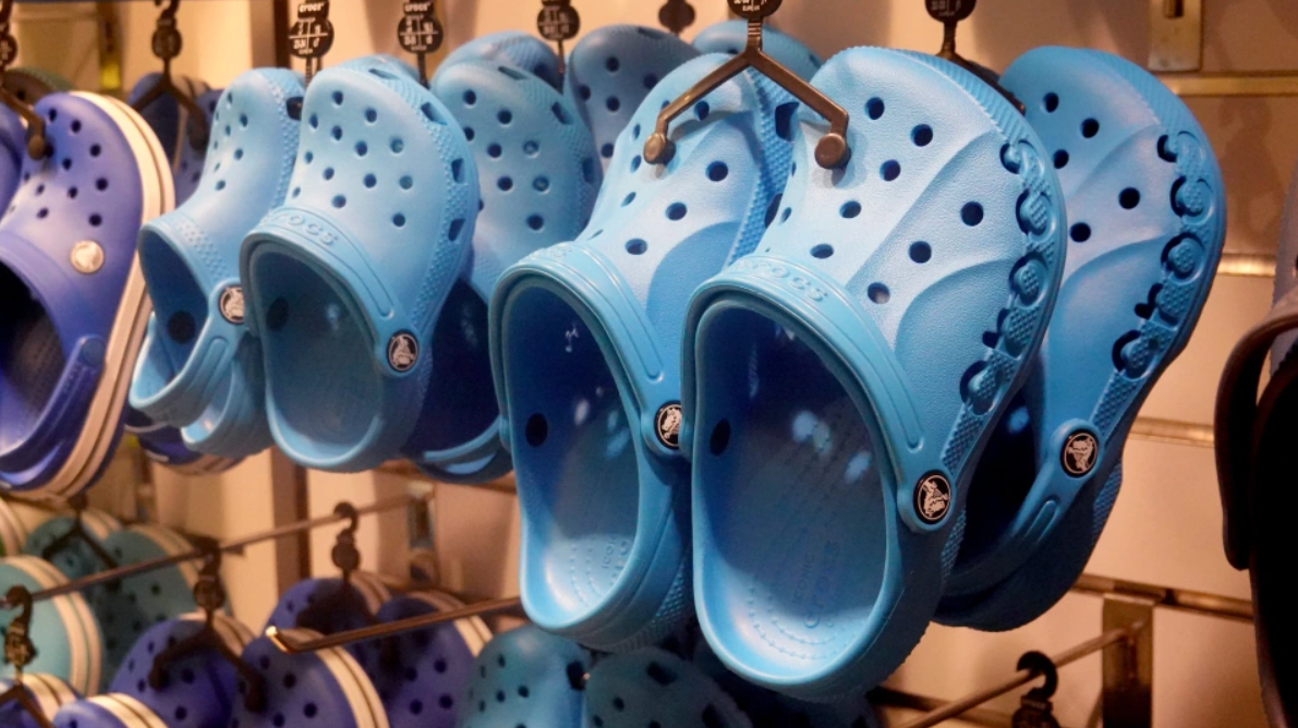 Modelo Crocs.